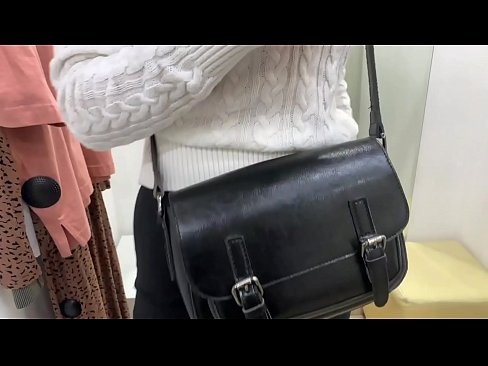 ❤️ Masturbasyona giştî ya keçika ciwan FeralBerry bi dilopek li jûreya fitarê ❤ Porno li porno ku.8kpornvids.ru ❤