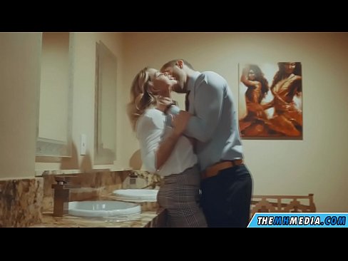 ❤️ Gava ku blondeyek busty we di nav hewşek gelemperî de dixapîne ❤ Porno li porno ku.8kpornvids.ru ❤